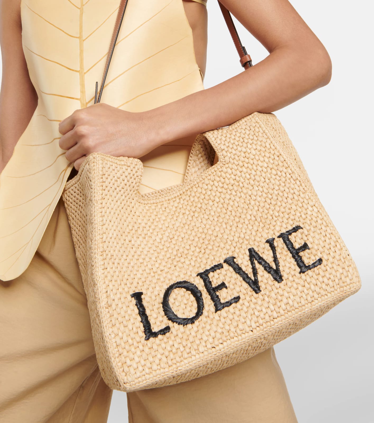 Paula's Ibiza Medium logo raffia tote bag